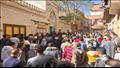 انتظار الجنازة أمام المسجد