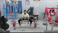 أحد الشباب استعدادا لرفع الأثقال