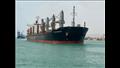 سفينة تجارية تعقبر القناة 