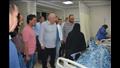 محافظ الوادي الجديد يطمئن على مصابي حادث حافلة الركاب (8)