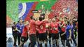 يد الأهلي لحظة التتويج بكأس السوبر الأفريقي