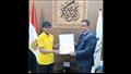 تكريم عامل عثر على 3 ملايين جنيه