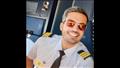 طيار يحقق حلم والدته