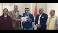 محافظ السويس وياسر عماره خلال تكريم طالب 