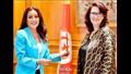 وزيرة الثقافة التونسية تكرم النجمة لطيفة