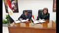 وزيرا التنمية المحلية والتخطيط خلال توقيع القرار