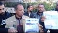 الضحايا يعرضون المستندات المزورة