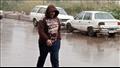 مواطن يسير تحت الامطار