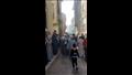 المشيعين في طريقهم للمقابر