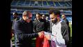 محمد صلاح يهدي قميص منتخب مصر للرئيس السيسي