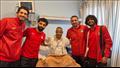 ثلاثي المنتخب يدعمون مسؤول المهمات في المستشفى بعد