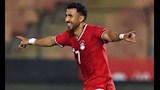 في معسكر مصر.. تريزيجيه يُهدي لاعب الزمالك قميص طرابزون (صورة)