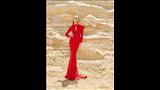 قصة فستان نسرين طافش باللون الأحمر الناري