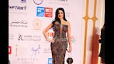 ارتدت الفنانة ميرهان حسين بفستان طويل بقصة الكب باللون الذهبي