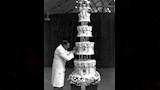 بيع قطعة من كعكة حفل زفاف الملكة إليزابيث بعد مرور 77 عاما