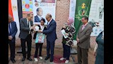 محافظ المنيا يكرم طالبات ومعلمين خلال تفقده مدرسة بملوي (9)