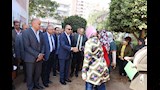 محافظ المنيا يكرم طالبات ومعلمين خلال تفقده مدرسة بملوي (1)