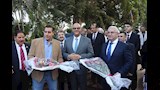  سفير أذربيجان يضع إكليلًا من الزهور على تمثال حيدر علييف