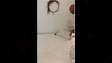 رجل يكتشف أفعى سامة 