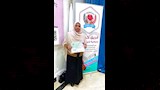 سيدة الرفاعي تحمل شهادة التقدير 