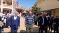 طلاب مدرسة في بني سويق يكرمون معلم رياضيات بممر شرفي
