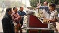 المصريون أثناء إفطارهم على عربات الفول