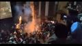 الجمهور يشعل الألعاب النارية في أحد دور العرض السينمائي