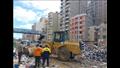 رفع أكوام القمامة من مسار مترو الإسكندرية (13)
