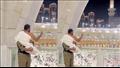 رجل أمن سعودي يحمل معتمرًا ليشاهد الكعبة