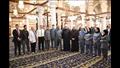 شيخ الأزهر يلتقط صورا مع العاملين بمسجد السيدة زينب (2)