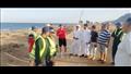 بالصور.. رئيس مدينة دهب يقود حملة نظافة لشاطئ "القحازة" 