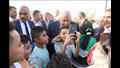 الاطفال يلتقطون الصور مع محافظ الوادي الجديد