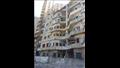 خطر على المارة والسيارات.. إزالة أجزاء آيلة للسقوط من عقار بكورنيش الإسكندرية (فيديو وصور)