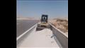 كثبان رملية على الطريق الدولي الجديد بجنوب سيناء.. والمحافظة تدفع بالمعدات الثقيلة