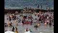 لا مكان لقدم.. 12 صورة ترصد "يوم الزحف الكبير" على شواطئ الإسكندرية