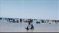 هربًا من الحر.. أهالي سيناء يتوافدون على شواطئ مدينة رأس سدر (صور) 