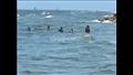 مواطنون يتحدون التعليمات ويستمتعون بالسباحة على شاطئ بورسعيد (فيديو وصور)