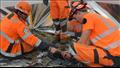 بالصور: عمال السكك الحديدية يصلحون الشبكة المتضررة في شمال فرنسا