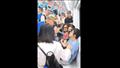 رجل مسن يعتدي على امرأة بالضرب داخل عربة مترو