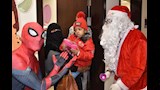 سبايدرمان وبابا نويل يحتفلان مع أطفال الصعيد مرضى السرطان بالعام الجديد (3)