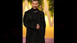 بـ قلادة وحلق وفورير.. أحمد سعد يثير الجدل في joy Awards