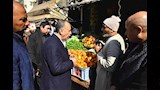 محافظ أسيوط يتفقد سوق الخضار والفاكهة بمنطقة الأربعين بحي غرب مدينة أسيوط لمتابعة توافر السلع (1)