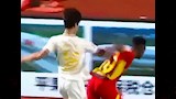 إصابة خطيرة للتوجولي صامويل أسامواه في الدوري الصيني تهدد بشلل نصفي