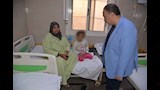 محافظ أسيوط يزور الأطفال المصابين في حادث سقوط تروسيكل بمنقباد ويطمئن على حالتهم الصحية (10)