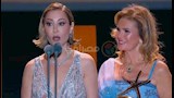 تقديم النجمة يسرا جائزة ''الإنجاز الإبداعي'' للفنانة منة شلبي
