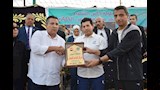محافظ السويس ووزير الرياضة يهدي درع لوالد اللاعب يوسف أحمد