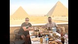 محمد كريم والممثل العالمي سكوت إيستوود في احد المطاعم ببجوار الاهرامات (3)