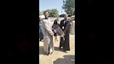 شباب بإسنا يساعدون مُسنة للتصويت بالنواب