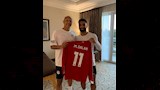 محمد صلاح يهدي قميصه إلى عمرو الجزار