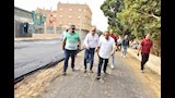 محافظ أسيوط يتفقد رصف طريق (5)